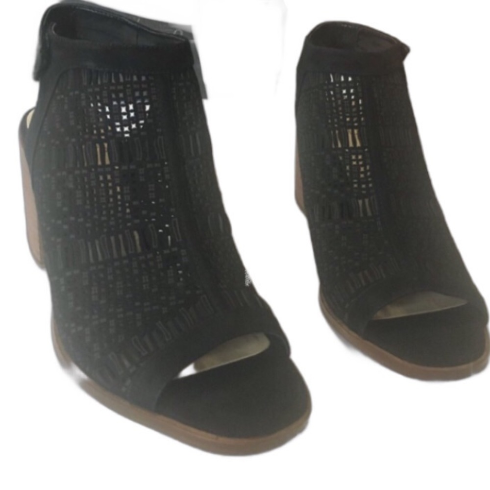 Vince Camuto Black Keenie Block Heel Sandal, 10M